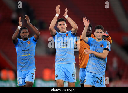 Wolverhampton Wanderers 'Ivan Cavaleiro (links), Danny Batth (Mitte) und Ruben Vinagre Feiern nach dem carabao Cup, zweite Runde im St. Mary's Stadium, Southampton. Stockfoto