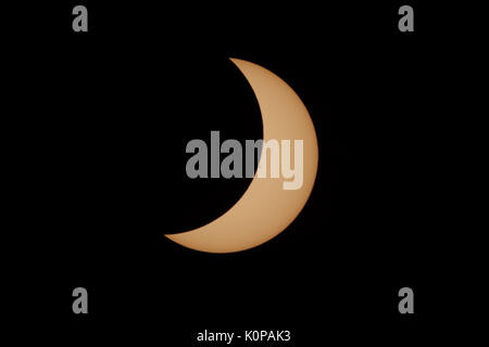 Ein Halbmond Sonne in der zweiten partiellen eclipse Phase der großen amerikanischen Eclipse am 21. August 2017 sichtbar ist. Stockfoto