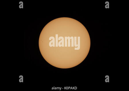 Die komplette Sun disk ist wieder einmal am Ende des großen amerikanischen Eclipse sichtbaren am 21. August 2017. Sonnenflecken sind sichtbar auf der Oberfläche der Sonne. Stockfoto