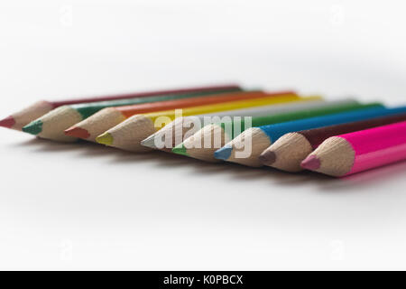 Nahaufnahme einer Gruppe von Bunte Bleistifte auf weißem Hintergrund Stockfoto