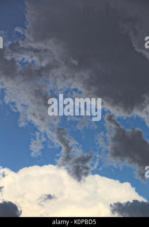 Herrliche weiße und graue cloudscape auf blauen Himmel. Stockfoto