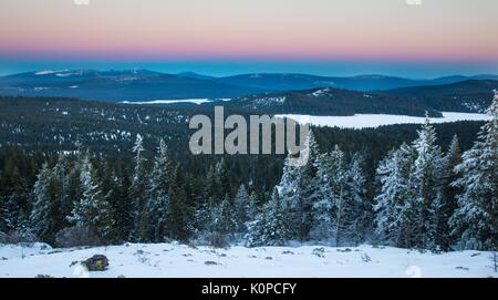 Sonnenuntergang über der verschneiten Cascade Mountains entlang des Pacific Crest National Scenic Trail an der Kaskade Siskiyou National Monument in der Nähe von Ashland, Oregon. Stockfoto