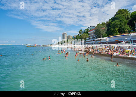 Sochi, Russland - 06. Juli 2017. die Leute Schwimmen und Sonnenbaden am Strand der Stadt Sotschi. Strand mit Touristen, Sonnenliegen und Sonnenschirmen Stockfoto