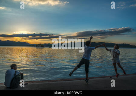 Menschen Dinge tun, am See, am Abend gerne offen Stockfoto