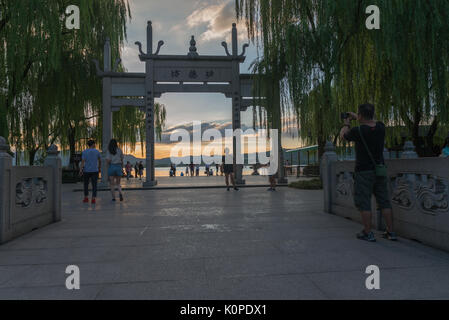 Menschen Dinge tun, am See, am Abend gerne offen Stockfoto