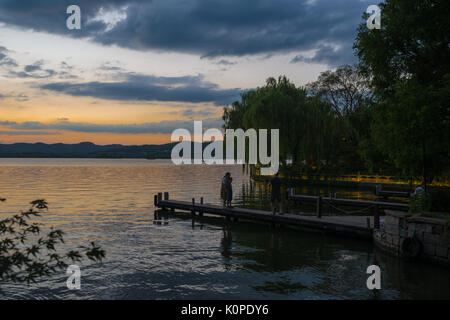 Menschen Dinge tun, am See, am Abend gerne offen Stockfoto