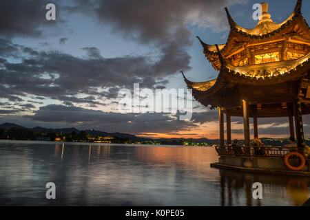 Chinesische Arbeiter Instandsetzung der Stein weg, Bürgersteig in frühen Abend Stockfoto