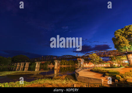 Brücke am Kwai mit Nachts in Kanchanaburi, Thailand Stockfoto