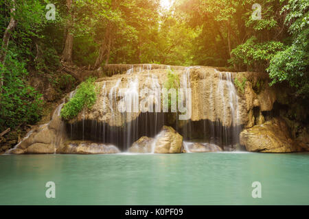 Stufe 2 Der Erawan Wasserfall in der Provinz Kanchanaburi, Thailand Stockfoto