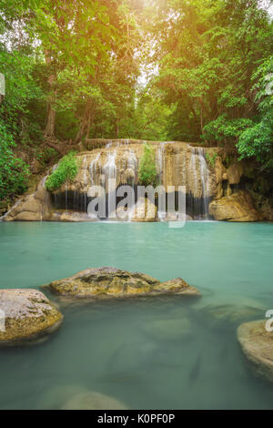 Stufe 2 Der Erawan Wasserfall in der Provinz Kanchanaburi, Thailand Stockfoto