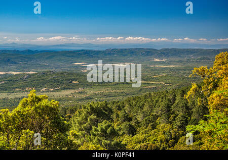 Fernsicht auf Südkorsika in Porto-Vecchio, mit Sardinien über dem Horizont, von der Straße D 368 in der Nähe von Dorf Ospedale, Korsika, Frankreich Stockfoto