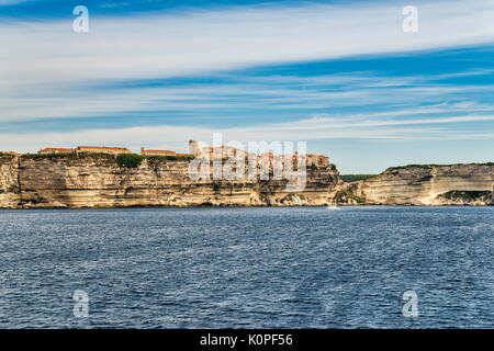 Citadelle auf Kalkfelsen, vom Meer aus gesehen, König von Aragon Schritte auf der linken Seite, in Bonifacio, Korsika, Frankreich Stockfoto