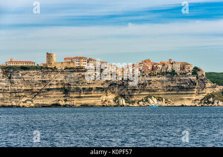 Citadelle auf Kalkfelsen, vom Meer aus gesehen, König von Aragon Schritte auf der linken Seite, in Bonifacio, Korsika, Frankreich Stockfoto