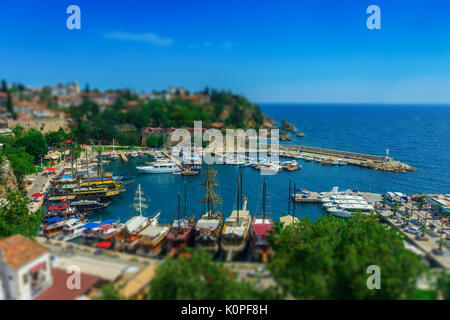 Luftaufnahme der Marina und das Dach der Häuser der Altstadt Kaleici in Antalya, Türkei. Stockfoto