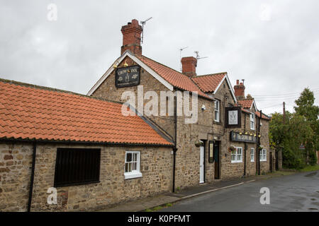 Das Crown Inn Village Pub, Manfield, England, Großbritannien Stockfoto