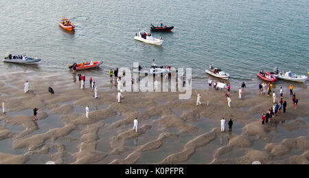 Boote neben der "wicket" während der jährlichen Dornbusch Bank Cricket Match zwischen dem Royal Southern Yacht Club und die Insel Sailing Club der Cowes, die auf einer Sandbank in der Mitte des Solent, die nur an einige der niedrigsten Ebbe und Flut des Jahres ausgesetzt wird geparkt. Stockfoto