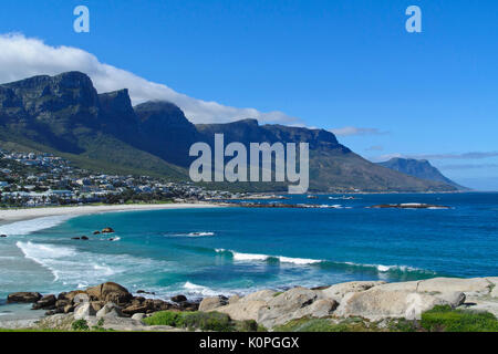 Malerische Aussicht über Camps Bay Strand und das RIDGELINE von OUDEKRAAL NATURSCHUTZGEBIET IM TABLE MOUNTAIN NATIONAL PARK, KAPSTADT, SÜDAFRIKA Stockfoto