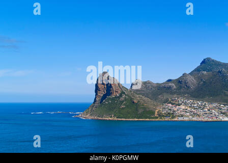 Malerischer Blick auf Sentinel Peak über Hout Bay, die HANGBERG SIEDLUNG UND LANDSCHAFT, KAPSTADT, SÜDAFRIKA Stockfoto