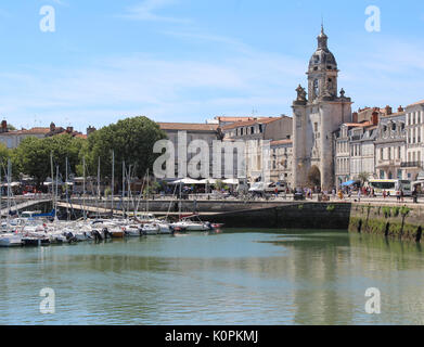 LA ROCHELLE, Frankreich, 17. JULI 2017: Blick auf den Alten Hafen und das Gateway der Großen Uhr in La Rochelle. Ein historisch reiche citiy auf der atlantischen Küste Stockfoto