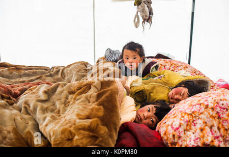 Nomaden Kinder in ihrem Zelt, tibetischen Plateau Stockfoto