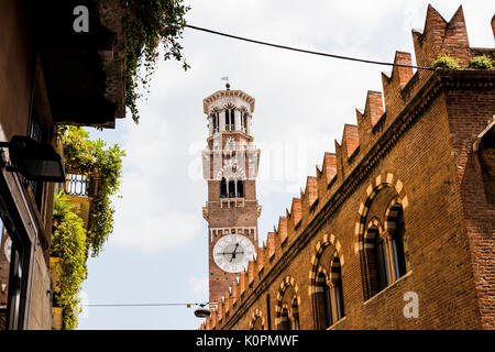 Ein Blick auf Torre Dei Lamberti in Verona, Italien von den Straßen der Stadt Stockfoto