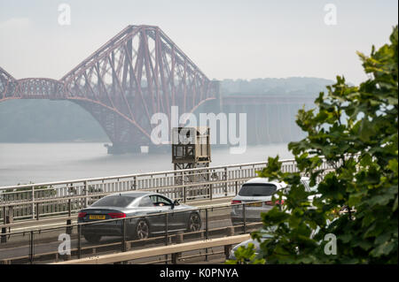 Autos über die Forth Road Bridge wenige Tage vor der Umleitung auf die neue Queensferry Kreuzung Eröffnung am 30. August 2017 Reisen Stockfoto