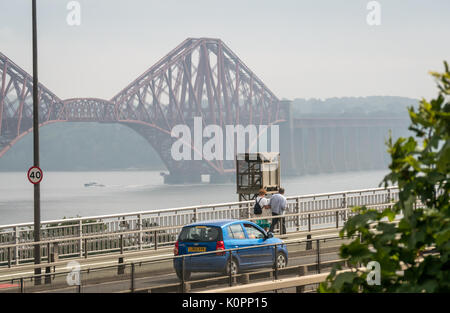 Autos fahren auf Forth Road Bridge und Paar auf der Brücke, vor der Abzweigung zu neuen Queensferry überqueren, Eröffnung am 30. August 2017, Schottland Stockfoto