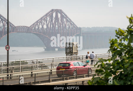 Autos fahren auf Forth Road Bridge und Paar auf der Brücke, vor der Abzweigung zu neuen Queensferry überqueren, Eröffnung am 30. August 2017, Schottland Stockfoto