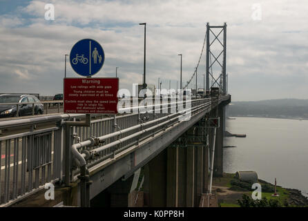 Autos fahren auf Forth Road Bridge ein paar Tage vor der Umleitung auf Neue queensferry Überfahrt, Eröffnung 30. August 2017, Erhabene, Schottland, Großbritannien Stockfoto