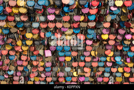 In der Nähe von Bridge Geländer mit einer Masse von bunten Liebe Sperren auf fußgängerweg der Forth Road Bridge, Erhabene, Schottland, Großbritannien Stockfoto