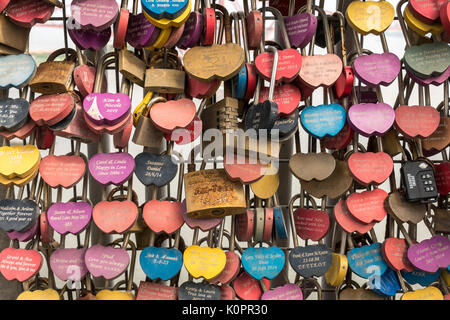 In der Nähe von Bridge Geländer mit einer Masse von bunten Liebe Sperren auf fußgängerweg der Forth Road Bridge, Erhabene, Schottland, Großbritannien Stockfoto