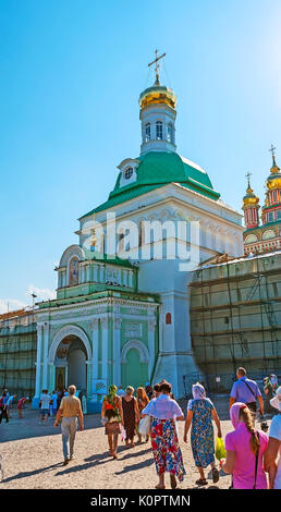 SERGIYEV Posad, Russland - 29. JUNI 2013: die Heilige Pforte des Hl. Sergius Trinity Lavra befindet sich der Haupteingang der mittelalterlichen Klosteranlage, die impo Stockfoto