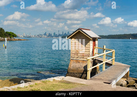 Beach Hut im Camp Cove Beach mit Sydney Skyline in der Ferne, Sydney, Australien. Stockfoto