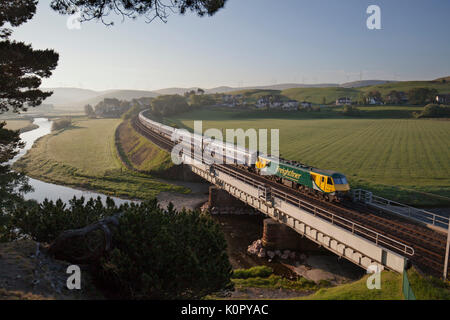 Die 2350 London Euston - Glasgow und Edinburgh Caledonian Sleeper überquert den Fluss Clyde bei Crawford durch eine Klasse 90 elektrische Lokomotive gezogen Stockfoto