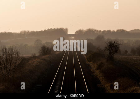 Die Aussicht nach Westen entlang der Bahnstrecke im Rigg, in der Nähe von Gretna Green, Schottland Stockfoto