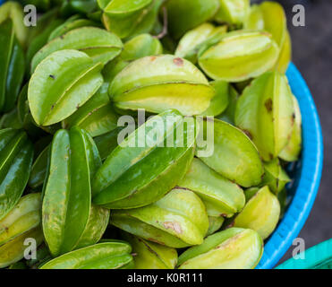 In der Nähe von Star Früchte oder karambolen Früchte für den Verkauf auf dem asiatischen Markt verwaltet. Stockfoto