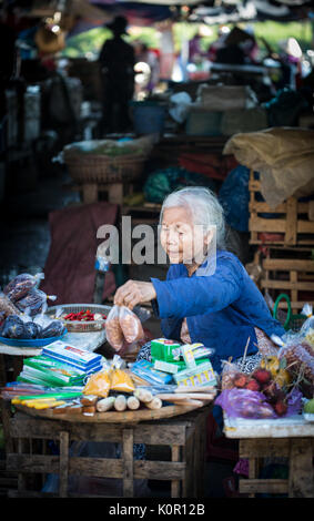 Hoi An, Vietnam - Dec 1, 2015. Eine alte Frau am lokalen Markt in der Alten Stadt Hoi An, Vietnam. Hoi An ist Vietnam die meisten atmosphärischen und entzückenden Stadt. Stockfoto