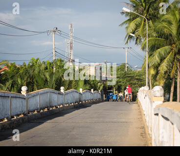 Hoi An, Vietnam - Dec 1, 2015. Verkehr auf einer alten Brücke in der Altstadt von Hoi An, Vietnam. Hoi An ist Vietnam die meisten atmosphärischen und entzückenden Stadt. Stockfoto