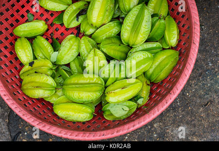 Der Stern Obst oder karambolen Obst im Korb für den Verkauf in den asiatischen Markt. Stockfoto