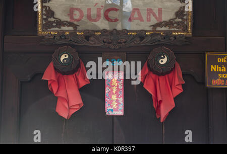 Hoi An, Vietnam - Dez 2, 2015. Holz- name Board mit Lucky Symbole am alten Haus in Hoi An, Vietnam. Antike und friedlich, Hoi An ist eine der am meisten p Stockfoto