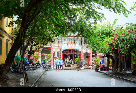 Hoi An, Vietnam - 28.November 2015. Die Menschen auf der Straße in der Altstadt von Hoi An, Vietnam. Hoi An ist Vietnam die meisten atmosphärischen und entzückenden Stadt. Stockfoto