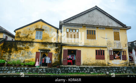 Hoi An, Vietnam - 28.November 2015. Alte Häuser mit gelben Wand in der Alten Stadt Hoi An, Vietnam. Hoi An ist Vietnam die meisten atmosphärischen und entzückenden Stadt. Stockfoto