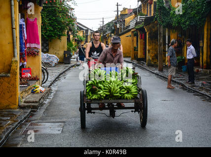 Hoi An, Vietnam - 28.November 2015. Menschen und Fahrzeuge auf der Hauptstraße in der Altstadt von Hoi An, Vietnam. Hoi An ist Vietnam die meisten atmosphärischen und reizvolle Stockfoto