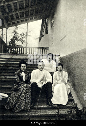 Sergej Rachmaninow mit Frau, Schwester-in-Recht & Bruder. Natalja Satina (R Frau) mit Rachmaninow, Vladimir Satin & Sofiya Satina an Krsnyenlykoe Immobilien. Russische Pianist und Komponist 1873-1943. Stockfoto