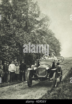 Sergej Rachmaninov Vassilievich fährt sein neues Auto Mit dem Namen Loreley im Jahr 1910. Russische Pianist und Komponist. 1. April 1873 - vom 28. März 1943. Stockfoto