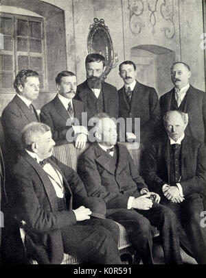 Richard Strauss und Hofmannsthal vor der Generalprobe von Premiere Strauss. mit Hugo von Hofmannsthal 1874-1929, Dresden, Januar 1911 Rosenkavalier. Sitzen l bis r Graf von Seebach, Strauss, Schuch, M Reinhardt, Hofmannsthal, Roller 1864-1949 Stockfoto