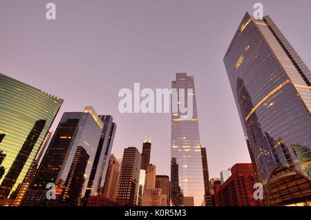 Dämmerung steigt auf Chicagos West Loop. Chicago, Illinois, USA. Stockfoto