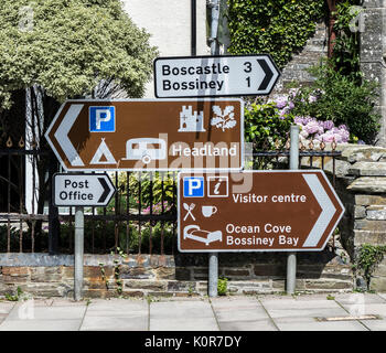 Mehrere Zeichen zu den verschiedenen Orten und touristischen Einrichtungen, in der kleinen Stadt von Tintagel, Cornwall, England, Großbritannien. Stockfoto