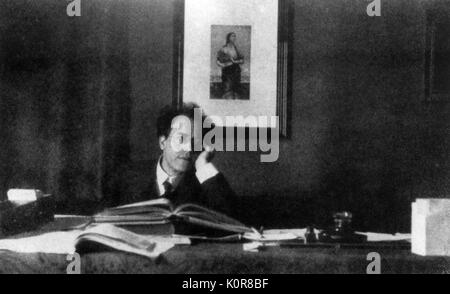 Gustav Mahler an seinem Schreibtisch in der Wiener Oper. Österreichische Komponist: 7. Juli 1860 bis 18. Mai 1911. Stockfoto