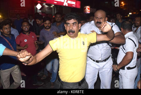 "Kampf zwischen Hindu Aktivisten Verse linken Studenten und Jugendliche Aktivistinnen' - kanhaiya Kumar, ehemaliger Präsident von Jawharlal Nehur Universität Delhi Student Union heute 22.8.2017 in Kalkutta kam und eine Rede gegen die Propaganda, die in der Zentralregierung die Politik und hinduistischen Fundamentalismus. Er beteiligen sich an AISFand AIYF lange März Programm mich. Dieses Programm Motto ist Sparen Indien aus der hinduistischen Faschismus. Wenn die Masse messen gehen auf in der Nähe der Jadavpur Universität einige Bajrangbali hinduistischen Aktivisten versuchen, schwarze Tinte auf den Kanhaiya Kumar zu werfen und versuchen, sein Auto in diesem Moment clash stsrt zwischen Bajrang zu zerstören Stockfoto